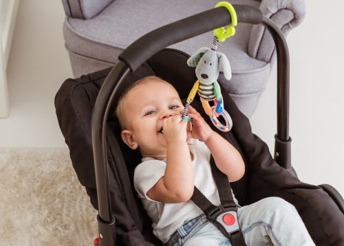 Bali Bazoo Felakasztható plüss játék, csörgővel és rágókával - Csíkos kutyus