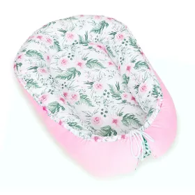   MTT Prémium Velvet babafészek - Fehér alapon rózsaszín virágok zöld levelekkel - rózsaszín háttal