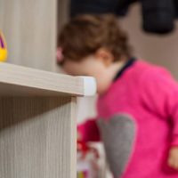 Sarokvédők, élvédők és biztonsági zárak